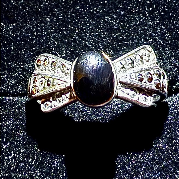 Jewelry - Elegant Silver and Black Onyx Bow Ring - Size 5